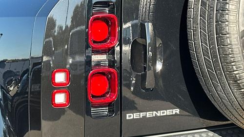 Land Rover Defender Photo autoimg-d8dcd59f740f9d3e34a838d0a5af39a079d2579e.jpg