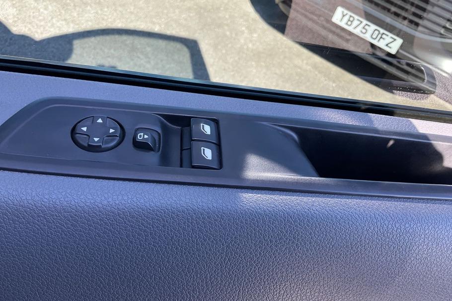 Used VAUXHALL VIVARO EA72JCZ 21