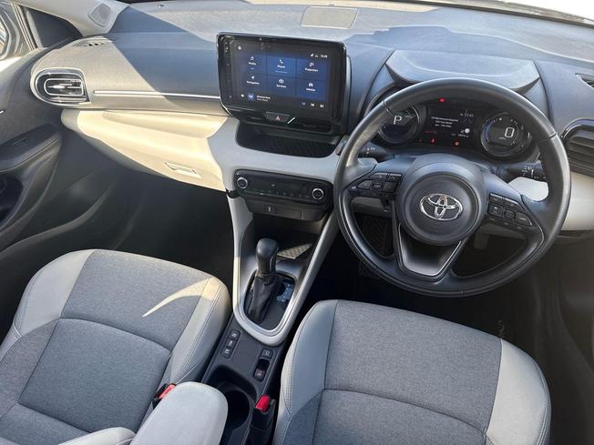 TOYOTA Yaris Photo 6