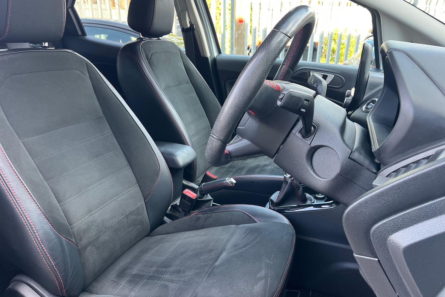 Ford ECOSPORT Photo 16