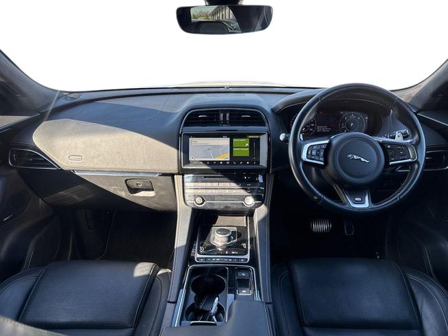 JAGUAR F-Pace Photo 10