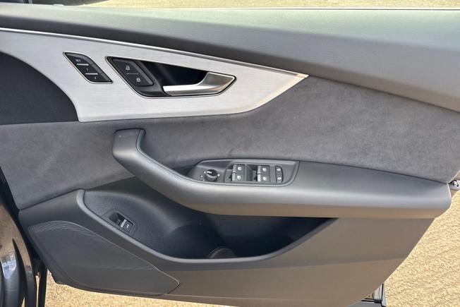 AUDI Q8 Photo 36