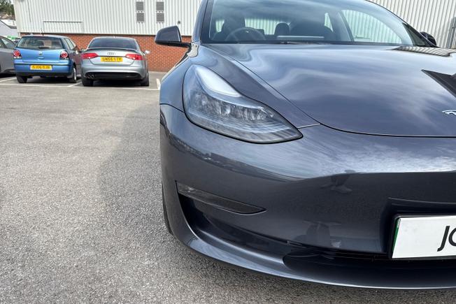 TESLA Model 3 Photo 19