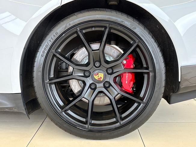 Porsche Taycan Photo 26