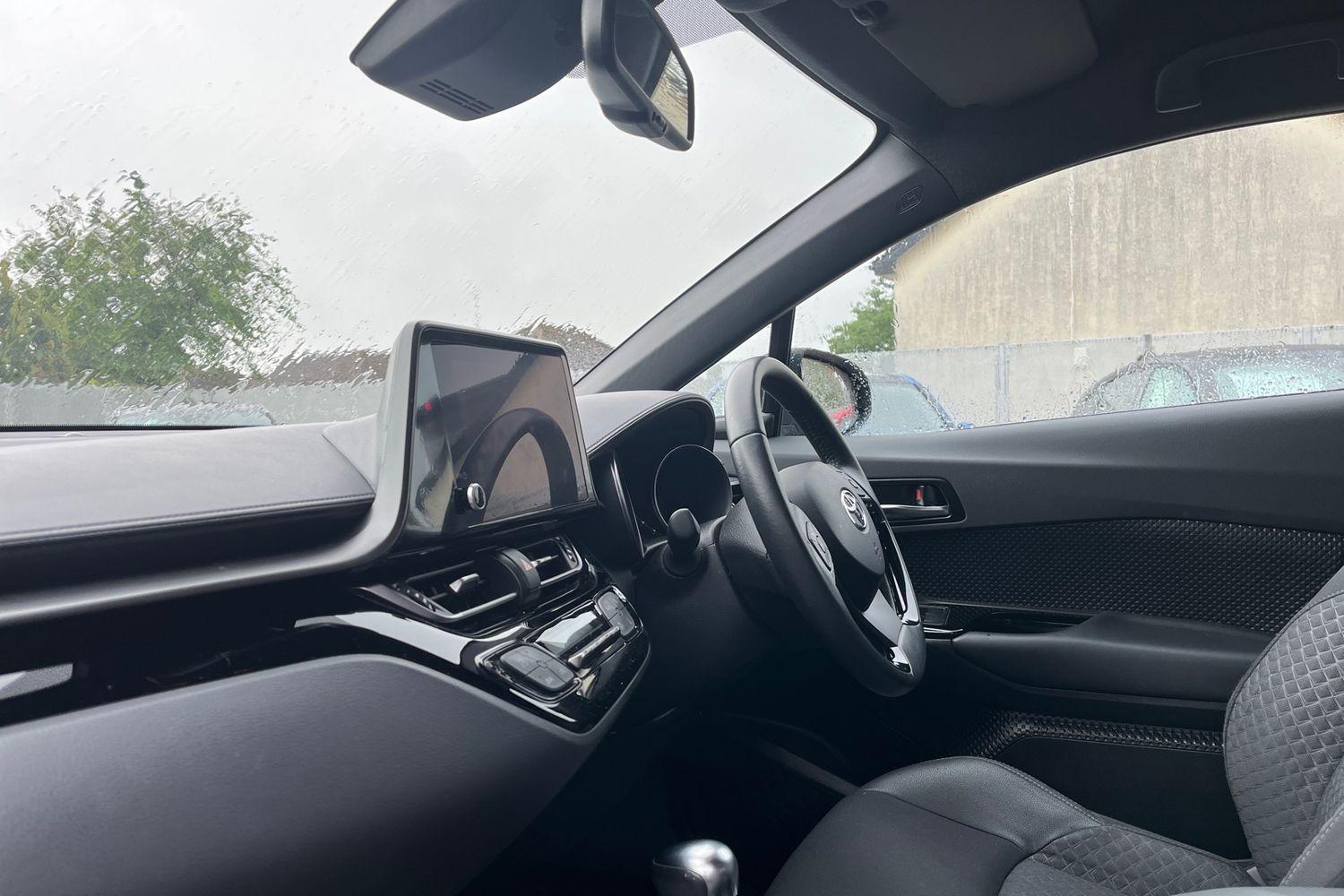 Toyota C-HR Photo 17