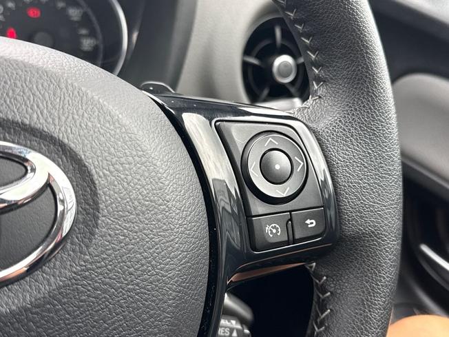 TOYOTA Yaris Photo 17