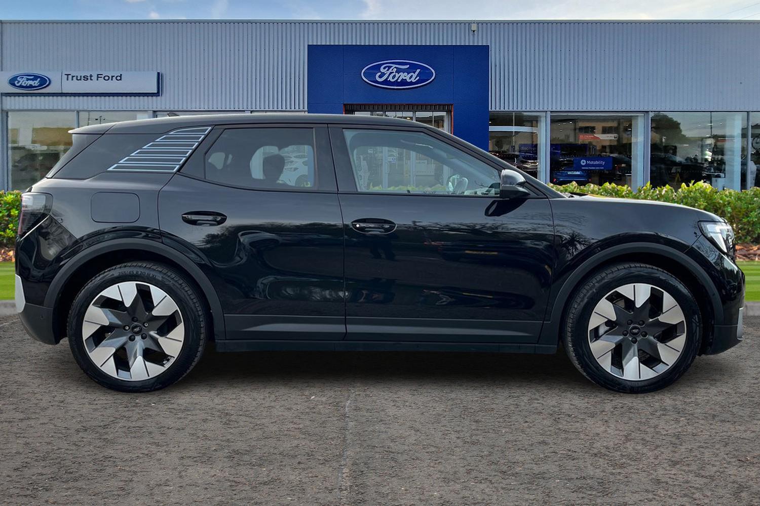 Ford Explorer Photo 2