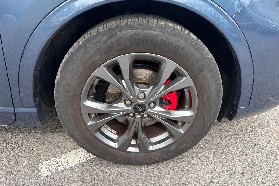 Ford Kuga Photo autoimg-d9b4a81f6ca3aacce24d9ba685d2a1538fb96a4a.jpg