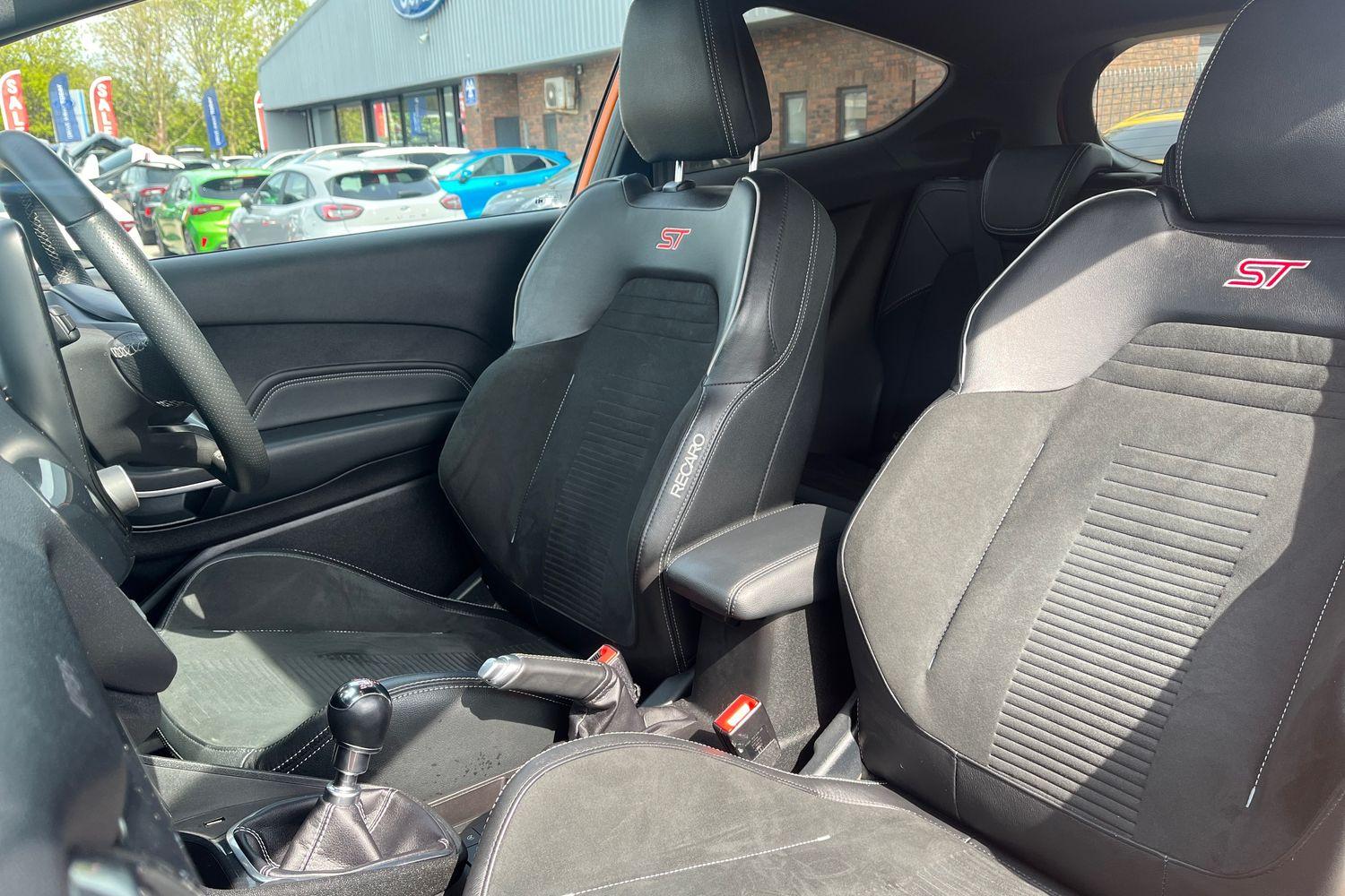 Ford FIESTA Photo 18