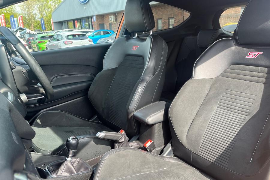 Ford FIESTA Photo autoimg-d9b4b7fb900eaf05b6469258238f81bfc2873154.jpg