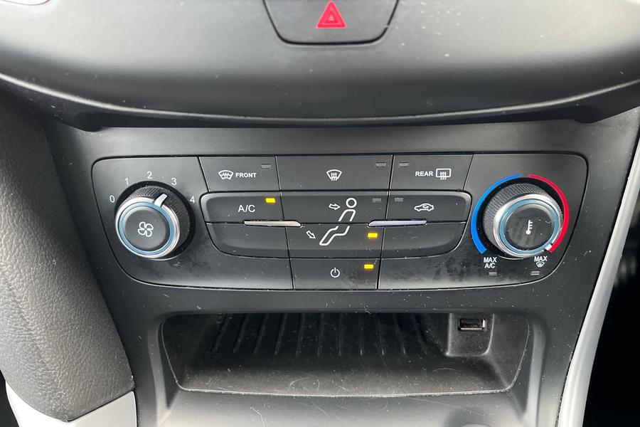 Ford FOCUS Photo autoimg-d9ef3916dfe7b8b7d8fcbb90b0ecc6601aaa50ae.jpg