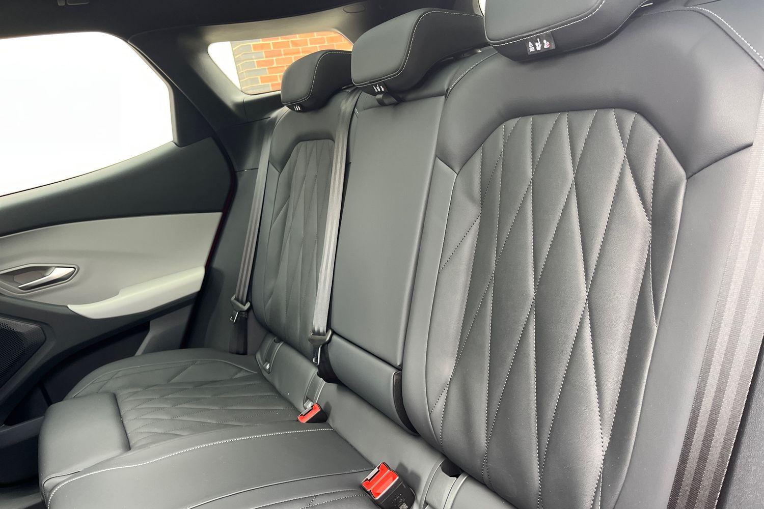 Ford EXPLORER Photo 19