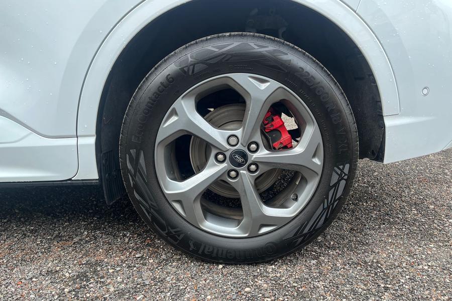 Ford Kuga Photo autoimg-da4900d36a7bea3edfbe3a075fbaa806ef8b56f7.jpg