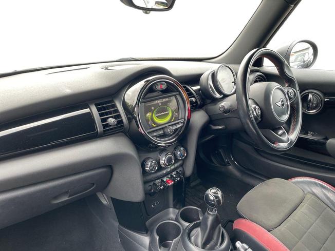 MINI Hatchback Photo 2