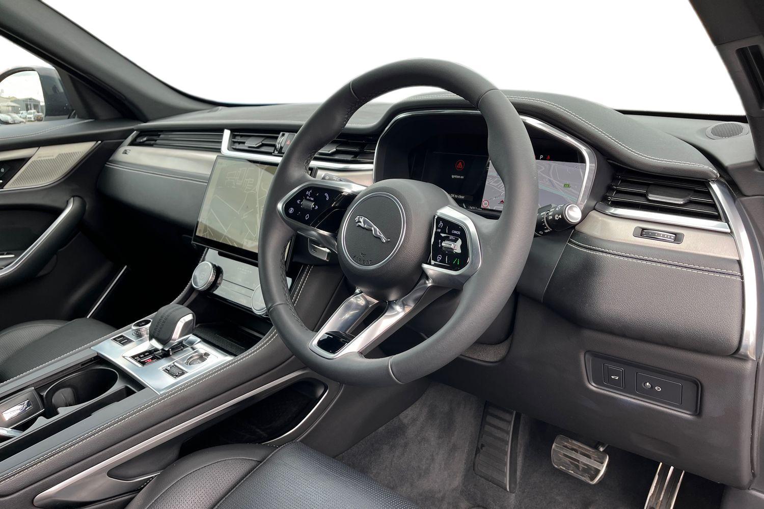 Jaguar F-PACE Photo 8