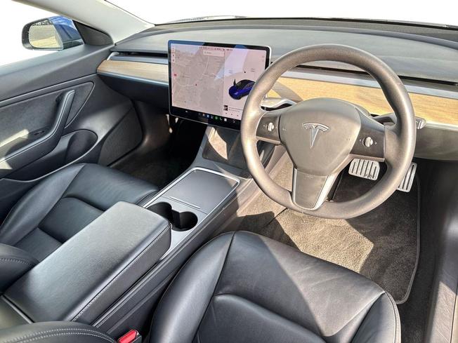 TESLA Model 3 Photo 6