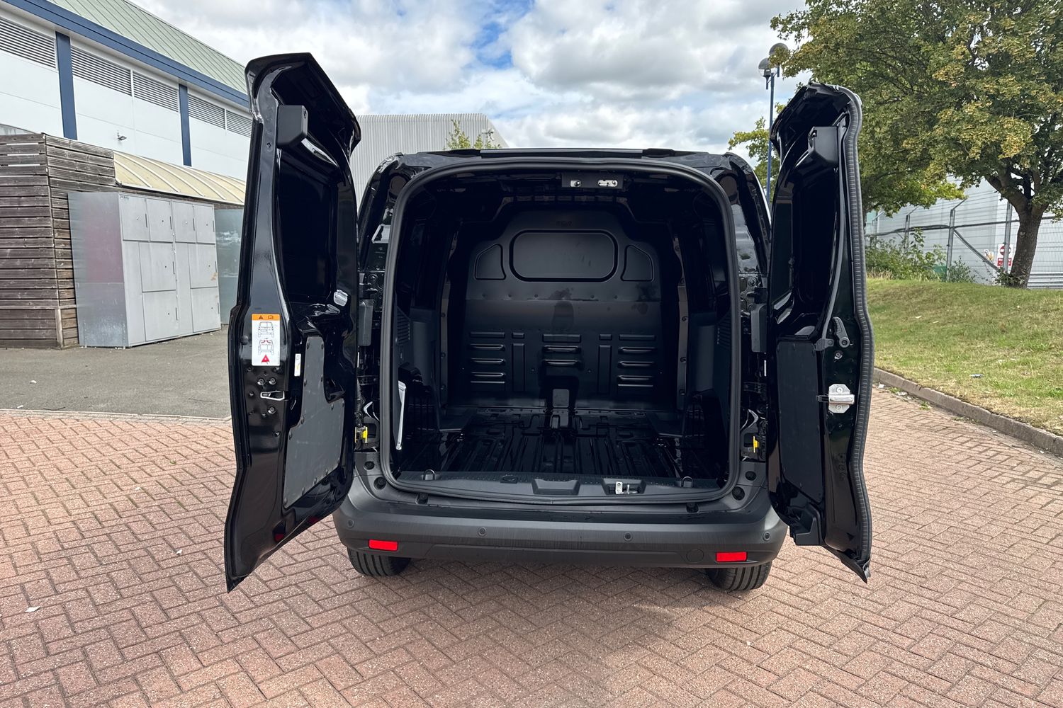 Ford E-TRANSIT COURIER Photo 5