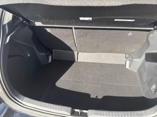 TOYOTA Yaris Photo 12