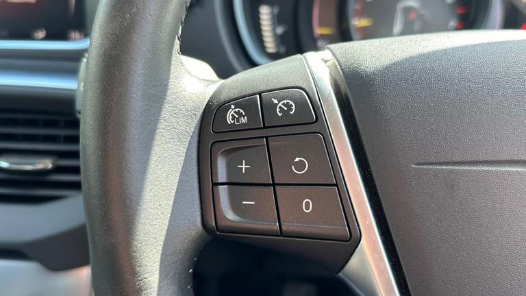 Used Volvo V40 WG19JFX 15