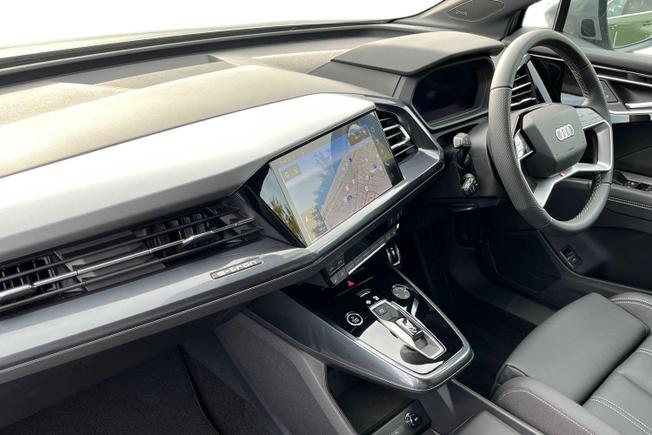 AUDI Q4 e-tron Photo 2