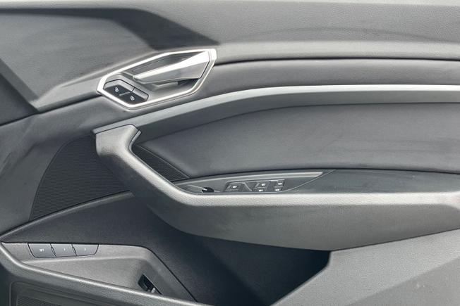 AUDI e-tron Photo 40