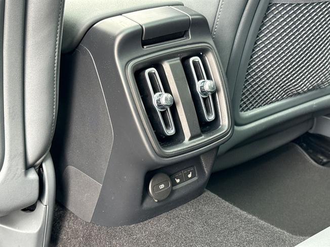 POLESTAR Polestar 2 Photo 39