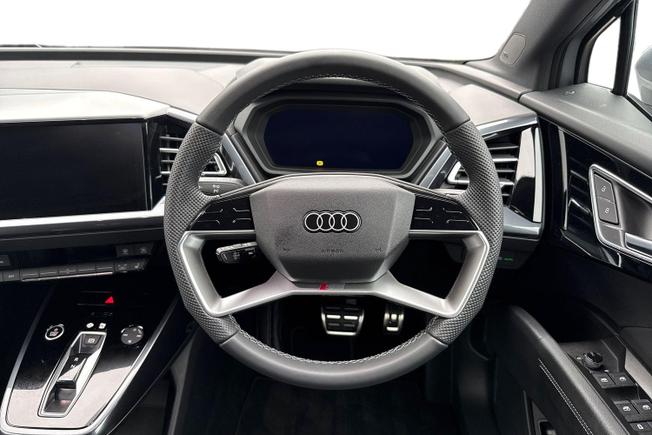 AUDI Q4 e-tron Photo 11
