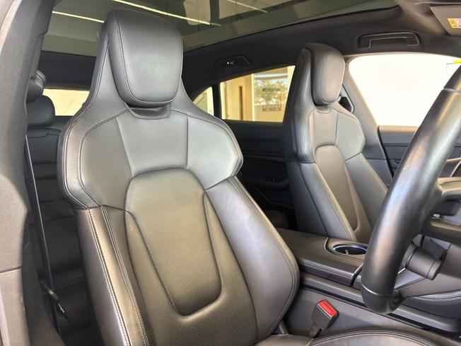 PORSCHE Taycan Photo 14