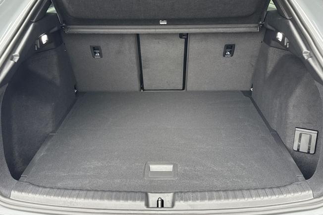 AUDI Q4 e-tron Photo 12