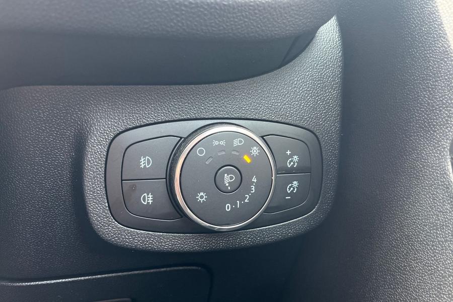 Ford FIESTA Photo autoimg-dbadb430542004efe7d9a362d20f9c6e93f28123.jpg