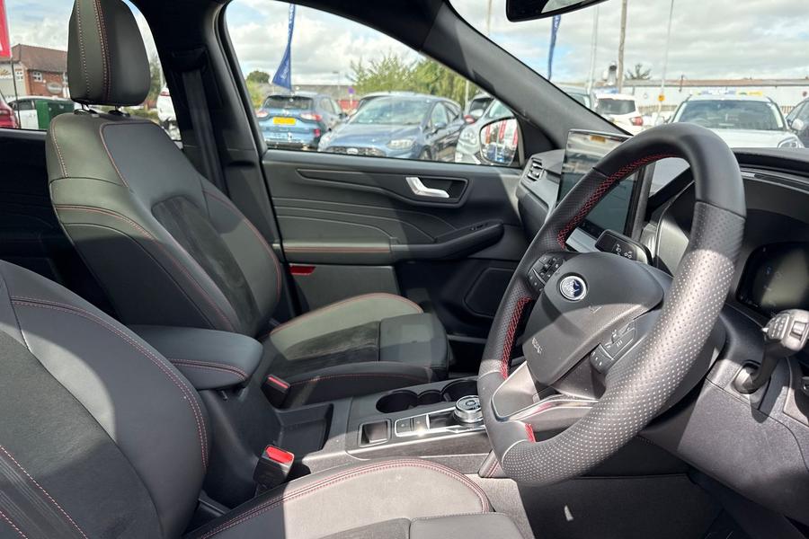 Ford KUGA Photo autoimg-dbe52cee4530203ddffe6aac5b8bc4a0f4c3efbc.jpg