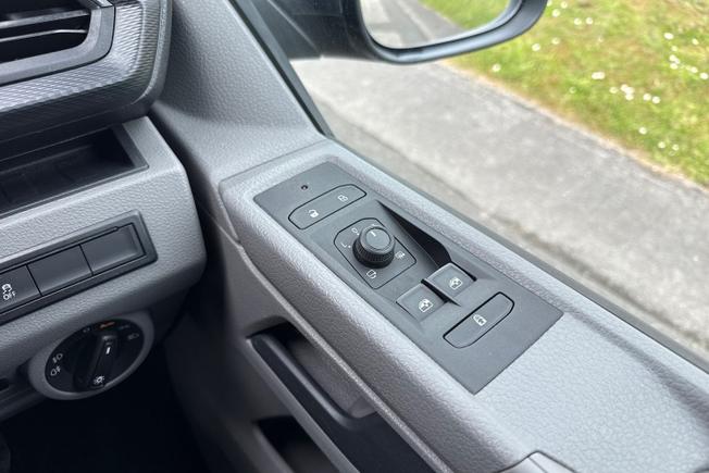 VOLKSWAGEN Transporter Photo 35