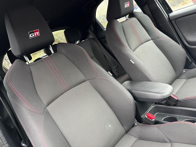 TOYOTA Yaris Photo 26