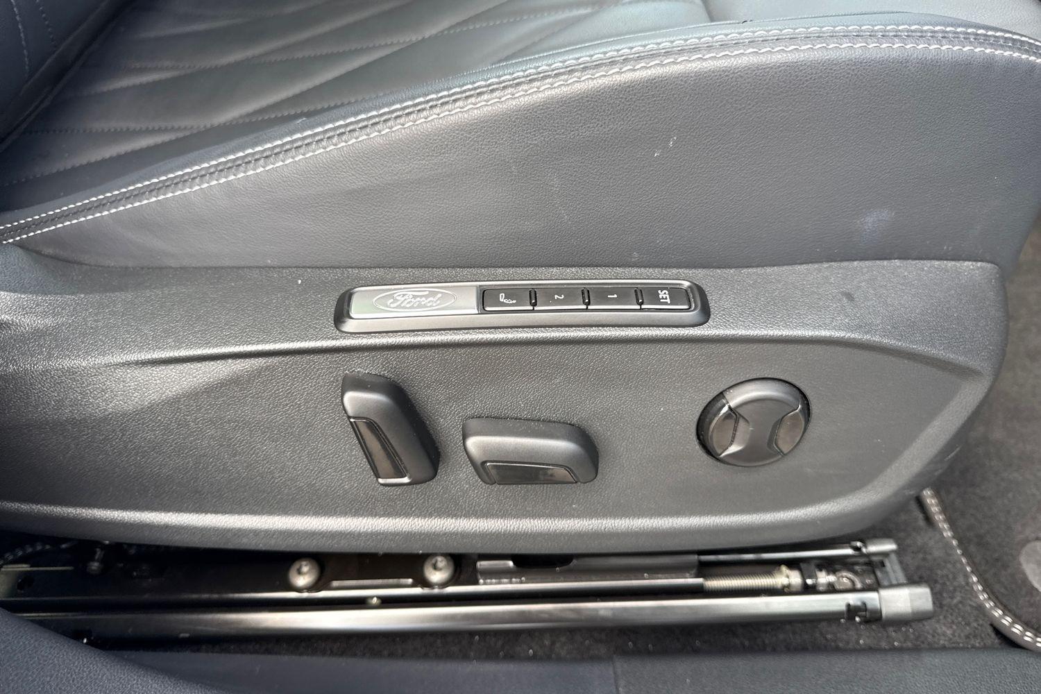 Ford EXPLORER Photo 22