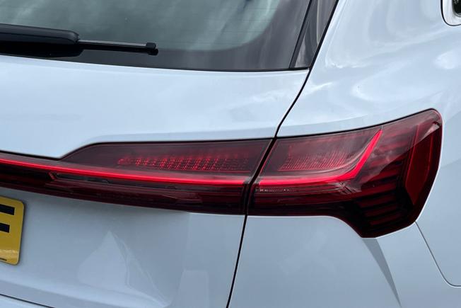 AUDI Q8 E-Tron Photo 18