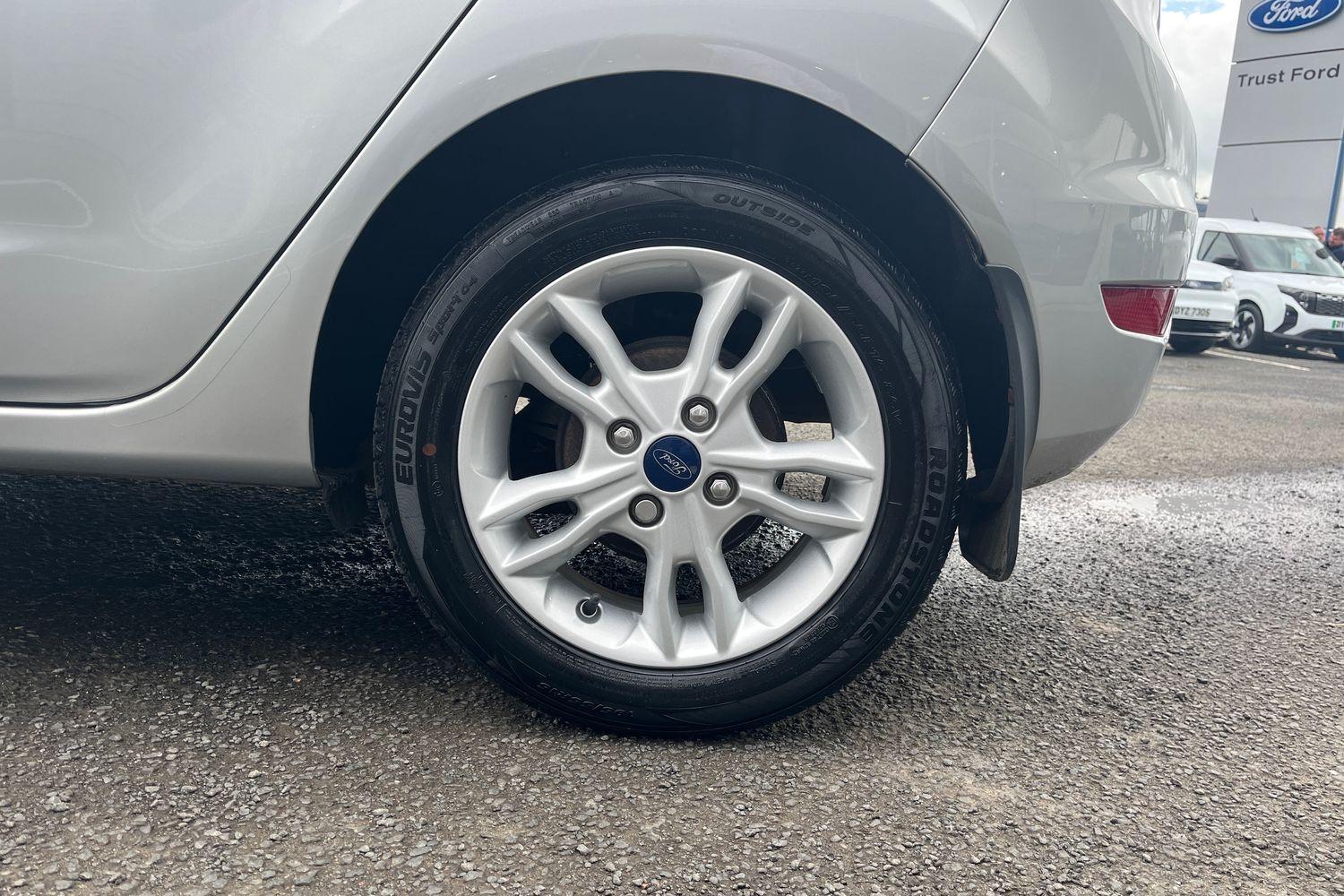 Ford FIESTA Photo 7