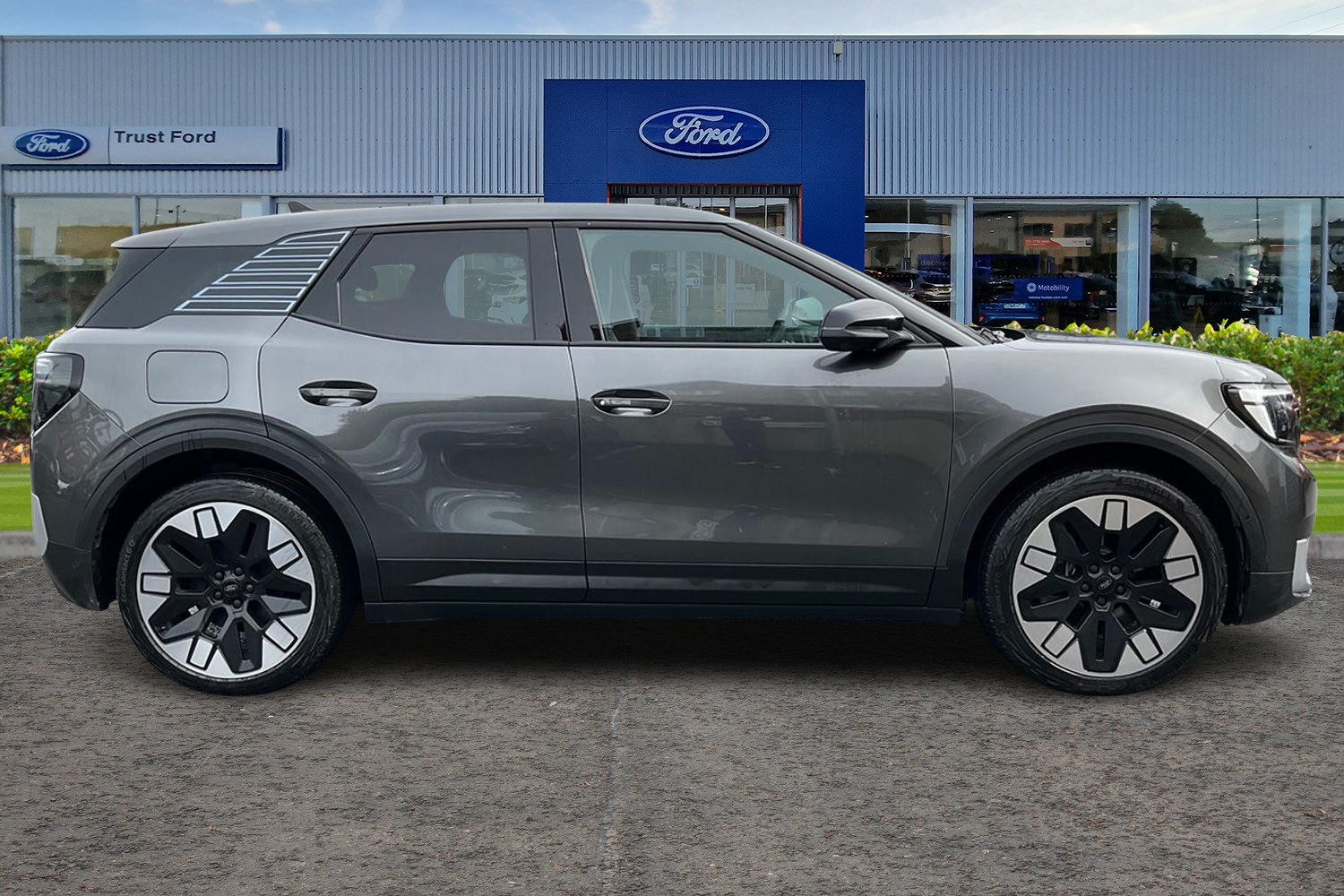 Ford Explorer Photo 2