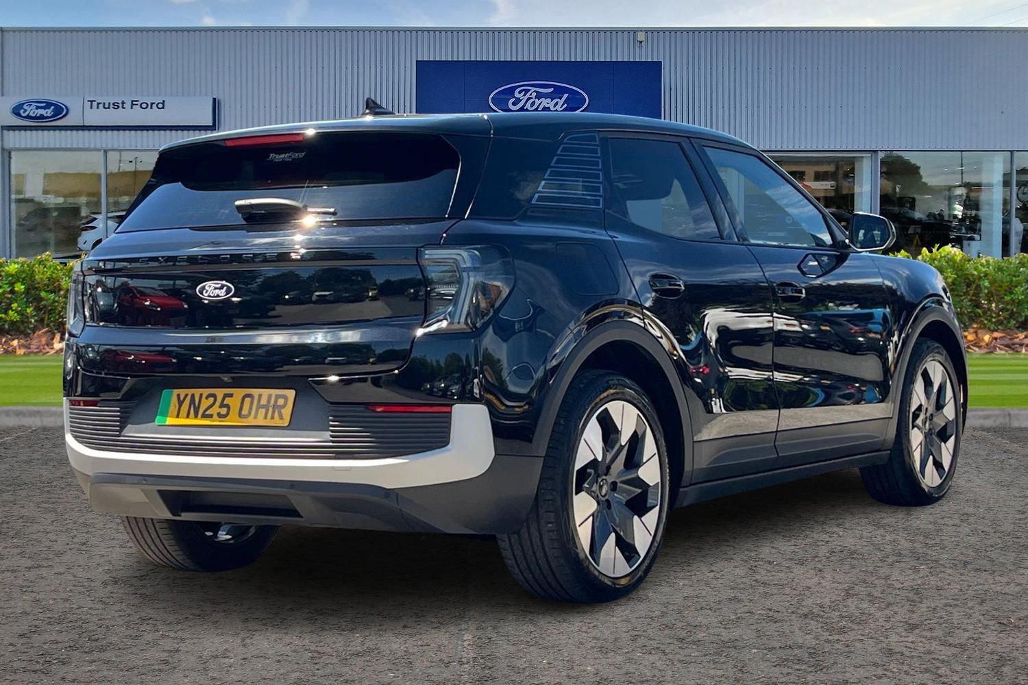 Ford Explorer Photo 3