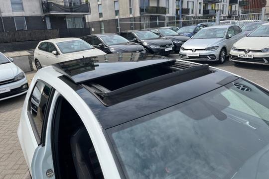 Volkswagen Golf Photo autoimg-dca33a0fc8245743f106fb6b94abf5ddb1d1e339.jpg
