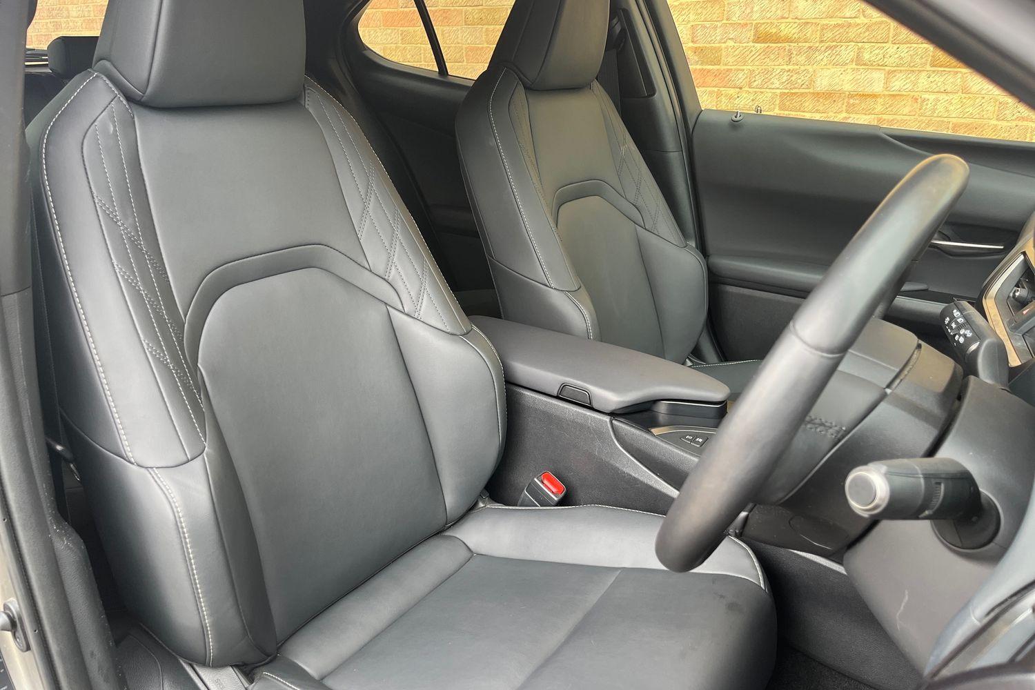 Lexus UX Photo 16