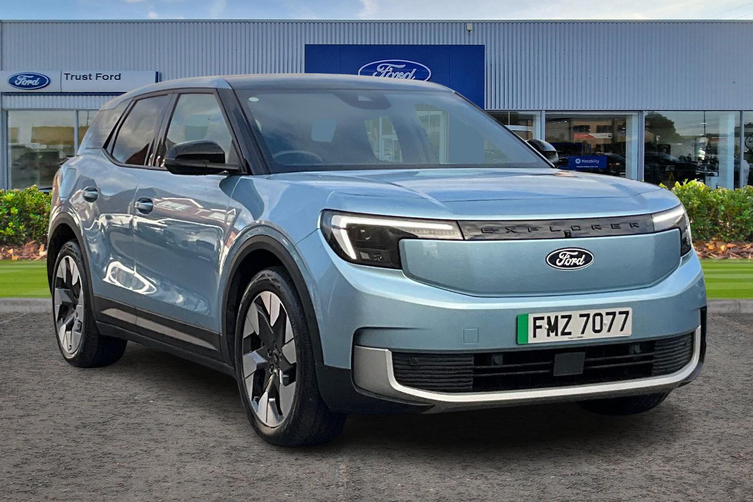 Ford Explorer Photo 0