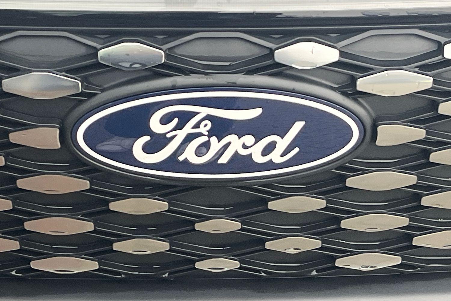 Ford E-TRANSIT COURIER Photo 35