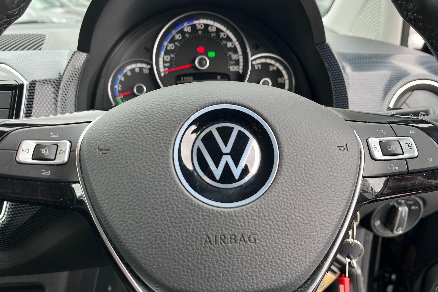 Volkswagen UP Photo 28
