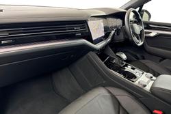 VOLKSWAGEN Touareg Photo 2