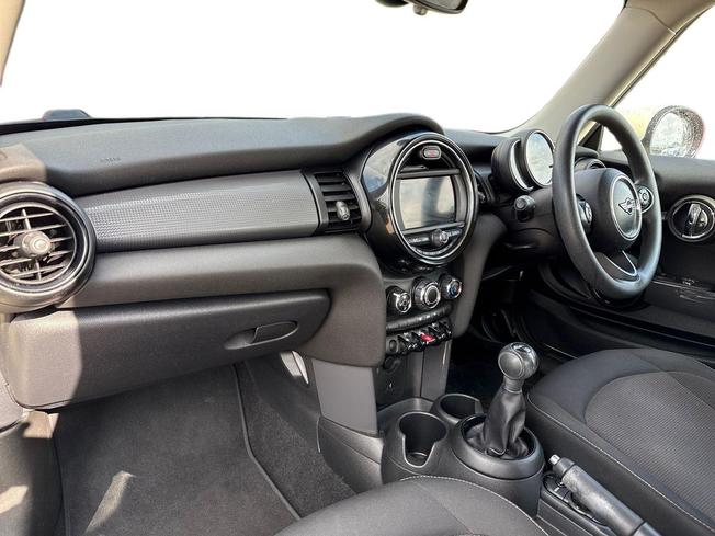 MINI Hatch Photo 2