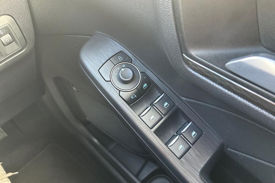Ford Kuga Photo autoimg-ddee1cdbe947be3071edab36269fca1d6039f544.jpg