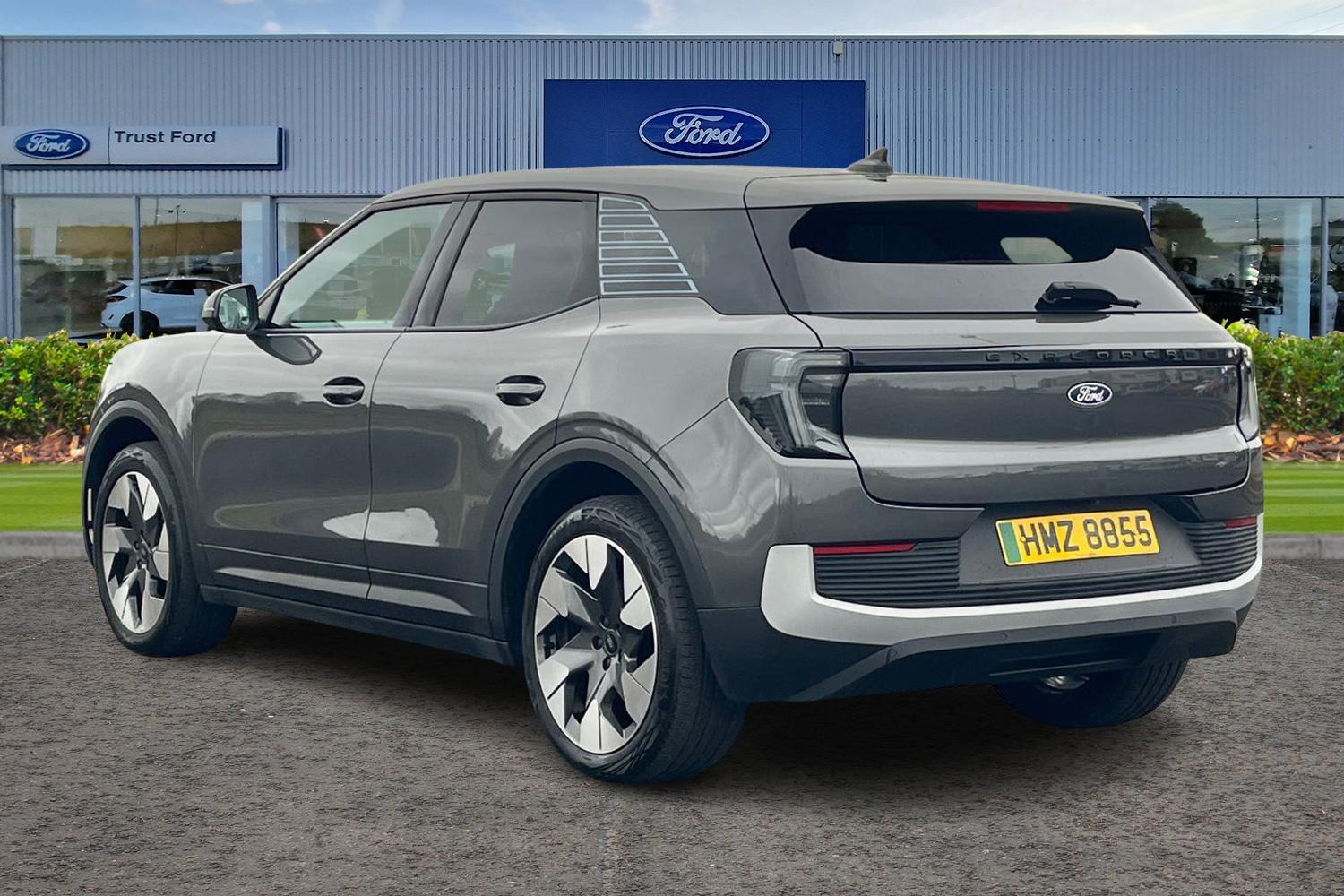 Ford Explorer Photo 1