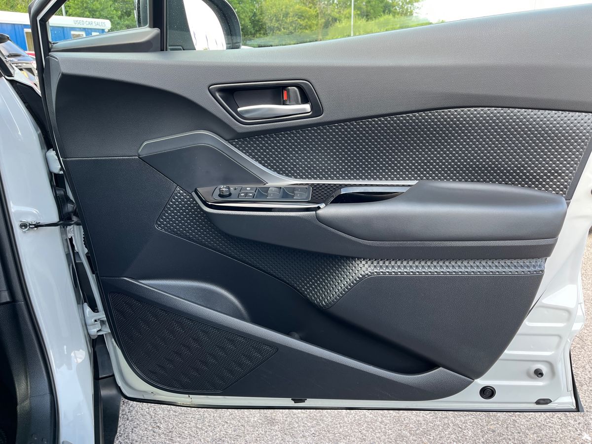 Toyota C-HR Photo 28