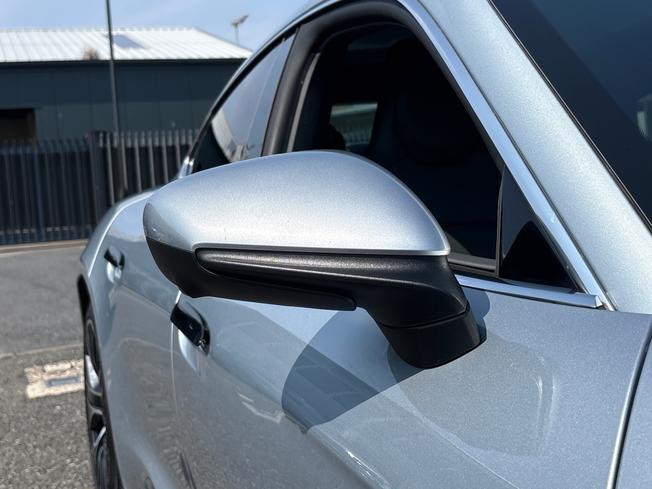 PORSCHE Taycan Photo 22