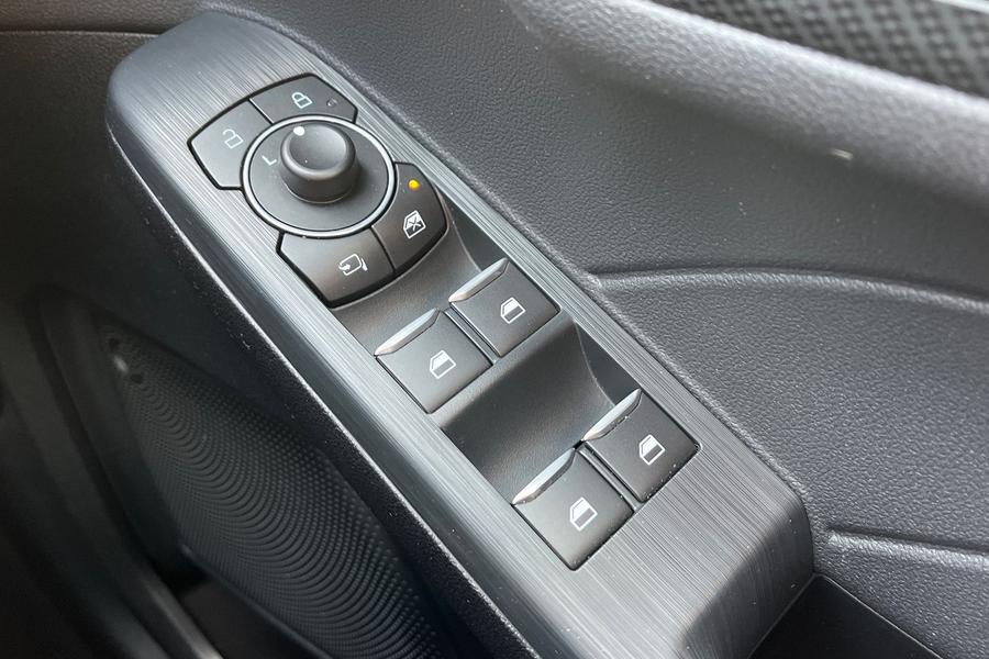 Ford Kuga Photo autoimg-debf8b447604149a35abba399fc92662291e4767.jpg